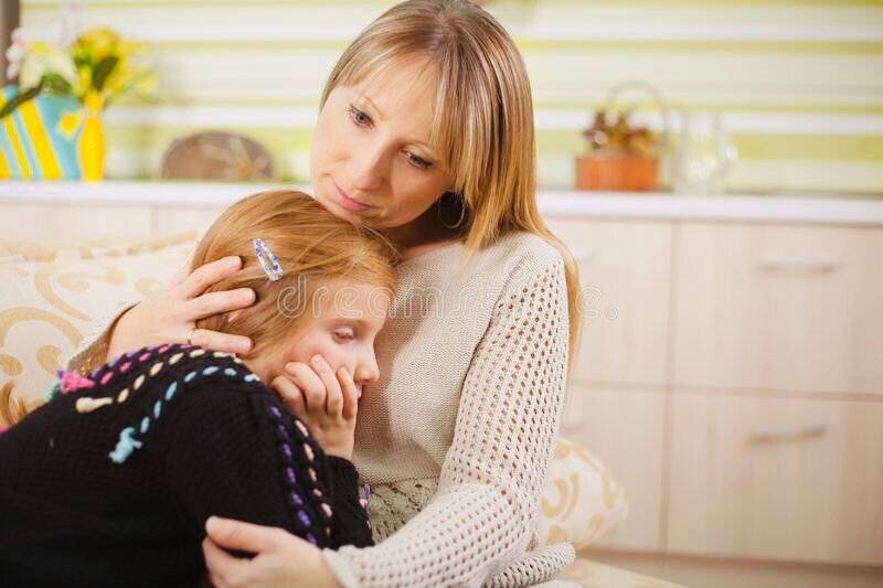 Красивые взрослые женщины. Мама обнимает дочь. Мама с дочкой плачут. Мама и дочь и бабушка в парке. Фотосессия бабушка мама и дочка.