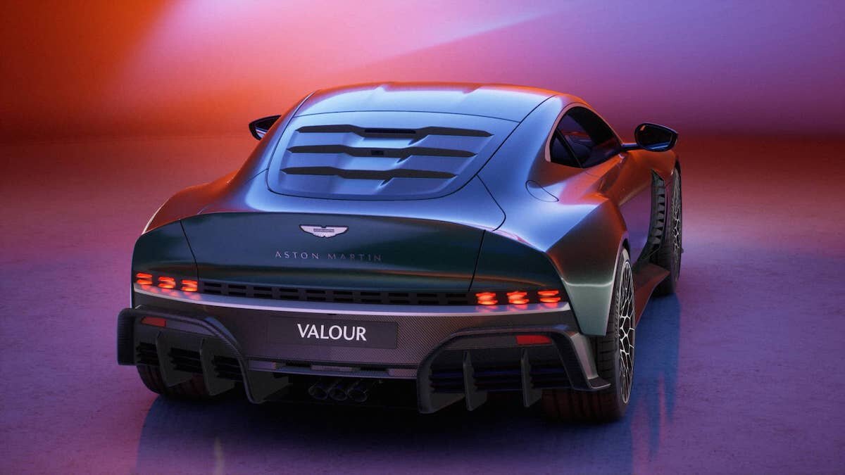 Aston Martin начнет производство Valor ближе к концу 2023 года и заявил, что будет выпущено всего 110 автомобилей.