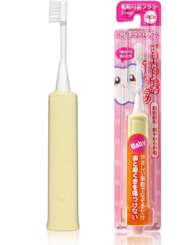 Детские стоматологи в один голос утверждают, что начинать чистить зубы у детей нужно с момента появления первого резца. В возрасте около года у детей обычно уже вырастают несколько зубов.-2