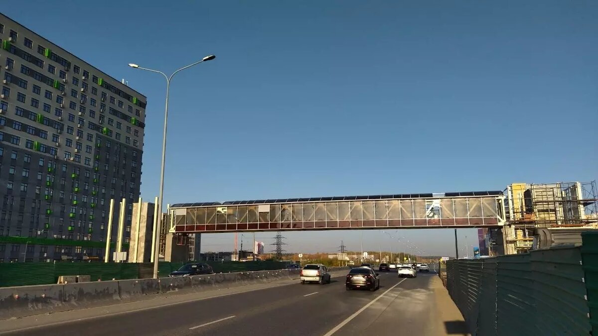     Новый надземный пешеходный переход появился в Тюмени в районе ЖК «Колумб». Сегодня ночью подрядная организация установила на опоры пролётное строение пешеходного перехода протяженностью 42 метра.