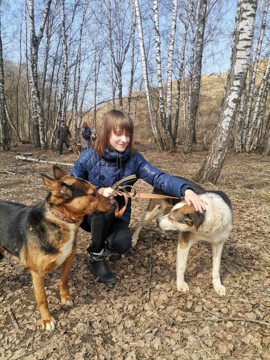 Алиса, наша активная помощница, очень симпатизирует Рэксу и при каждом своем посещении приюта, обязательно выводит его на прогулку, Слева от Алисы сестра Рэкса - Раиса