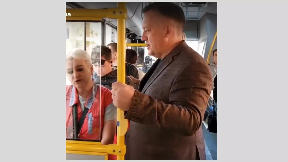     Глава Ижевска Дмитрий Чистяков рано утром 25 сентября проверил работу общественного транспорта — он проехался на двух автобусных маршрутах, на которые от горожан поступает больше всего нареканий. Об этом Чистяков рассказал в видеозаписи на своих страницах в соцсетях.