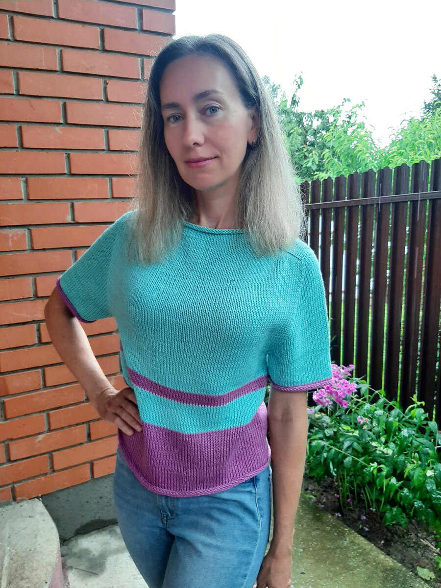 Меня зовут Полина. Моё любимое хобби - это вязание. Вы на моём канале о вязании. На мне футболка, которую я связала этим летом.