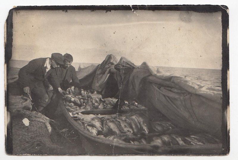 Засол сёмги в лодке. Коммуна "Красная Печора". 2 ноября 1930 г. Фото: ГБУК "Архангельский краеведческий музей"