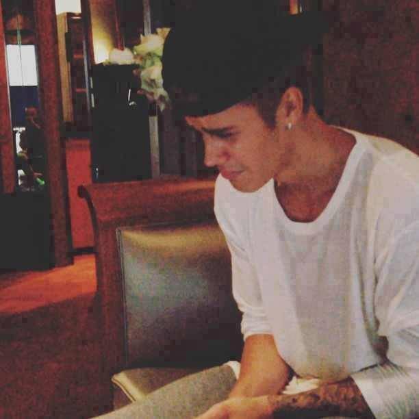 Видео где джастин бибер на коленях. Джастин Бибер плачет. Justin Bieber Cry. Картинки Джастин Бибер плачет.