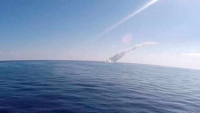 Залповый пуск крылатых ракет "Калибр" из подводного положения