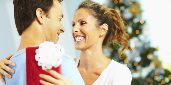 Уже вовсю в воздухе витает запах мандаринок, а скоро запахнет хвоей от новогодних елок, замигают гирлянды и забегают мужчины в поисках подарков для своих возлюбленных. 


Согласись, ведь не всегда бывает просто понять, какой подарок на Новый год хотят девушки. Конечно, можно спросить об этом прямо и не промахнуться. Однако тогда презент не будет окутан тайной и интригой. Если ты хочешь знать, что подарить девушке на новый год 2017, тогда, читая эту статью, ты на правильном пути. Мы провели опрос среди представительниц прекрасного пола и составили рейтинг новогодних подарков 2017. Хотим заметить, идеи подарка могут показаться тебе довольно неожиданными.


Романтическое путешествие или уикенд


Первое место в рейтинге (с большим отрывом) «Что подарить девушке на Новый год?» досталось романтическому путешествию. Устали дамы от мирских проблем и суеты, желая сменить обстановку и отдохнуть с любимым человеком. 


Окунуться с головой в праздничную атмосферу можно, посетив в Финляндии город Рованиеми. Там каждый уголок просто «дышит» Новым годом. Покатайся с любимой на санях, запряженных северными оленями, посети музей «Арктикум», в котором можно узнать много чего интересного о жизни местного населения.


Если хочется красоты Мальдив, тишины, уединения и все это по адекватной стоимости – посетите с возлюбленной Лакшадвипские острова, ГОА или Шри-Ланку. Если Мальдивы даже по скромным подсчетам обойдутся от 2500 долларов за шесть дней, то Лакшадвипские острова, ГОА или Шри-Ланка – около 1500 долларов за двоих. Поехать погреться на солнышке в зимнее время можно и в Египет (около 500 долларов). Несмотря на то, что это более бюджетный вариант, такая поездка не вымотает вас длительными перелетами, но зарядит позитивной и теплой энергией до весны.


Не покидая своей страны также можно приятно удивить любимую, организовав викенд (или более длительную поездку) в загородном комплексе отдыха.Если любимая предпочитает зимний и активный отдых – отправься с ней к горным склонам близлежащих горнолыжных курортов. Вечерами можно согреваться вкусным глинтвейном или нежиться в чанах с полезными травами. 


Совет: Заранее выясни у девушки, какой вид отдыха ей по душе не только в плане климата, но и в плане активности. Бронируй отель как можно раньше, ведь на Новый год лучшие места – нарасхват. 


 


Ювелирное изделие


Второе место (также со значительным отрывом) досталось ювелирному украшению. Это беспроигрышный вариант новогоднего подарка. При виде мерцания драгоценных каменей и блеска золота, сердца девушек тают, как мороженое. Классический вариант – это подвеска, сережки или колечко.Наличие драгоценных камней будет только плюсом. 


Хорошо, если изделие будет олицетворять ее интересы или увлечения. Например, если она любит котов – подари подвеску в форме грациозной кошечки.


Совет: Если ты еще не видишь себя с ней у алтаря, лучше не дари колечко. Часто девушки воспринимают такой подарок, как признак скорой помолвки. Выясни, какие драгоценные камни ей нравятся больше всего. Преподнести такой презент лучше всего в красивой бархатной коробочке с нотками Нового года в дизайне.






Фотосессия 


Почетное третье место занимает фотосессия. Большинство девушек любят фотографироваться. Но ни одно селфи или фото, снятое смартфоном, не сравнится с профессиональной фотосессией. Ей достаточно только рассказать желаемый формат, а дальше команда профессионалов возьмет все в свои руки. Роковая красотка, милая принцесса, восходящая звезда Голливуда – все станет реально на ярких снимках! А может быть, вы сделаете первую совместную фотосессию возле новогодней ёлки и со всеми положенными этому празднику атрибутами. 


Совет: Если ты уже знаешь, что она хочет фотосессию в определенном стиле – это уже хорошо. Но если такой новогодний подарок будет неожиданным, выбирай фотографа, который предлагает в комплексе (с костюмами, макияжем, антуражем) много вариантов фотосъемки. 


Сертификат в салон красоты или косметический магазин


В последнее время пользуются популярностью подарочные сертификаты, дающие возможность купить (заказать) что-либо самостоятельно. Как правило, такие сертификаты бывают на разные суммы. Все зависит от твоего бюджета.
 
В косметическом магазине она сама может приобрести свой любимый парфюм или что-то из косметики, лишив тебя растерянного вида перед витринами с женской косметикой. Сертификат в салон красоты позволит ей воспользоваться процедурой, которая больше всего по душе. Хорошо, если это будет СПА-салон, где можно порелаксировать и зарядиться энергией, вдыхая ароматы эфирных масел.


Совет: Если с косметическим магазином все «прозрачно», то с сертификатом в салон красоты нужно учитывать некоторые нюансы. Не привязывайся к определенной процедуре. Например, возлюбленной может быть не по душе сертификат на акупунктуру (иглотерапию). Лучше всего, если у нее будет возможность самостоятельного выбора в салоне красоты.



 


Аксессуар для ее хобби


Сейчас сложно найти девушку, которая ни разу в жизни не была бы увлечена hand made. Если твоя девушка занимается созданием украшений (цветочные обручи, серьги, браслеты, брелки), то хорошим подарком станет посещение мастер-класса в данном направлении. А если она фотограф-любитель, то возможно уже давно мечтает о штативе для фотоаппарата. Кроме того, для девушки это знак, что ты поддерживаешь и понимаешь ее интересы.  


Совет: Если есть сложности с выбором, посети форумы на тему ее хобби, а если яснее не стало, посоветуйся с форумчанами. Тебе наверняка охотно помогут.


Девайс (смартфон, планшет, электронная книга и т. д.)


Прогресс электронных технологий отражается даже на презентах. В качестве подарка на Новый год девушки хотят видеть современный девайс: мобильный телефон, планшет, электронную книгу, фотоаппарат, аксессуар для устройства. Конечно, романтики особой нет, зато радость и польза будет не на один день. Кроме того, гаджетом девушка будет пользоваться, скорее всего, ежедневно, поэтому он ненавязчиво будет напоминать о тебе. 


Совет: Электронная техника для кухни (блендеры, миксеры, электротерки и т. д.) – не самый лучший вариант новогоднего подарка. Не стоить дарить и электронные весы, которые могут быть восприняты, как намек на лишний вес.






Духи


Духи для девушки – не просто дополнение к образу, а часть гардероба. Цветочные ароматы Flora от Gucci, Daisy от Marc Jacobs, Yellow Diamond Versace символизируют нежность и обаяние, духи с древесными нотками, например Hugo Boss, Calvin Klein Beauty, Versace Versense, олицетворяют ее самодостаточность, а свежие ароматы L'Eau par Kenzo Kenzo, Dolce & Gabbana Light Blue, Acqua di Gioia Giorgio Armani – энергичность. 


Совет: Чтобы не промахнуться с запахом, нужно знать, какие ароматы она предпочитает. Большой плюс, если ты знаешь марку ее любимых духов, которые ей не надоедают.


Какой бы ты не выбрал подарок, не забывай, что девушкам нужно внимание. Расскажи, какая она у тебя замечательная, как ты ее ценишь. Ну и конечно, представительницы прекрасного пола надеются, что новогодняя сказка не ограничится одной ночью. 