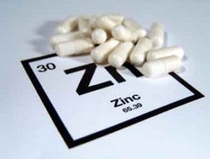 Цинк является биологически активным минералом, принимающим участие в процессах обновления клеток и обмена веществ. Одна из функций этого мощного природного антиоксиданта заключается в очищении организма, выведении из него токсинов и других вредных веществ. Благодаря этому, усвояемость витаминов и микроэлементов повышается, локоны становятся здоровыми и красивыми.