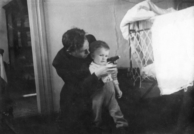 
Существовал специальный приказ под грифом “совершенно секретно” (я сейчас его номер не помню), который находился у начальника тюрьмы. Согласно этому приказу МВД СССР, смертников следовало содержать в одиночных камерах, в исключительных случаях по два человека, если мест не хватало. Это сейчас по пять-шесть человек запихивают. Раньше не положено было, так как это могло привести к всевозможным эксцессам.
В пятом корпусе контролеры, чтобы исключить возможность их общения с заключенными, сговора с ними или мало ли чего еще, проходили спецотбор для работы со спецконтингентом. Смертникам, как говорится, терять нечего, убывают на тот свет, А утечки информации быть не должно. Я давал подписку о неразглашении этой тайны, но сегодня нет тех, кому я ее давал, нет ни Советского Союза, ни МВД СССР…”.
– К приговоренным к смертной казни родственники допускались?
– Только с разрешения председателя Верховного суда.
– Случалось ли за годы вашей работы, чтобы смертник умер до исполнения приговора?
– У меня за неполные три года был всего один такой случай. По делам “мейве-теревез”, например, по пятьдесят человек сажали. По этому делу был и приговоренный к расстрелу. Но у него обнаружилcя рак горла, от чего он и умер.
– Как часто выносили решения о помиловании?
– Таких случаев было два. Например, помню, помиловали молодого парня из Белокан, он одного убил, а другого тяжело ранил.
Дело было так, пришел он только из армии, двадцать один год, работал трактористом. Пашет землю, подъезжает к нему то ли главный инженер, то ли еще кто из начальства: “Чего ты не так вспахал …”, и заругался на него матом. Парень схватил монтировку и разможжил ею череп, ранил его шофера, поспешившего на помощь, тот получил тяжкие телесные повреждения.
Он не стал писать прошение о помиловании, заявив: “Виноват – пускай расстреливают. Я позвонил прокурору по надзору, который, увидев его, решил, что парень должен использовать свой шанс. “Отсидит пятнадцать лет, – сказал он мне, – в тридцать шесть выйдет, молодой еще будет”. Он уже, наверное, вышел…
По телевидению показывали, как человек проходит в специально отведенную комнату, встает спиной к двери, на которой открывается форточка, и ему стреляют в затылок…
У нас было не так. У нас убивали очень жестоким способом. Сама процедура была не отработана. Я даже по этому вопросу обращался к министру МВД. Он обещал направить меня в Ленинград, где была другая система, но его убили.
Делалось это так и до меня, и мне тоже, как говорится, по наследству передали. Происходило все ночью, после двенадцати часов. Обязательно должны были присутствовать начальник тюрьмы, прокурор по надзору – может, мы какого-нибудь подставного расстреляем, а преступника отпустим за миллионы.
Кроме тех, кого я назвал, при исполнении приговора должны были присутствовать врач – начальник медицинской экспертизы, который констатировал факт смерти, и представитель информационного центра, занимавшегося учетом. 
