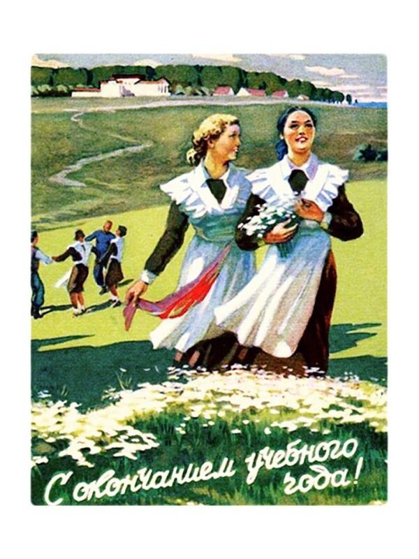 Советская школьная форма, фактически, является аналогом гимназической формы царской России. Она, также состояла из платья и фартука, белого в праздничные дни, и черного в будние.
Для начальной школы цвет платья был коричневым, для учащихся средней школы – синим и, зеленым для старшеклассниц. На балах старшие девушки появлялись в белых платьях.
В 1920-м году было принято всем гимназисткам носить коричневое платье и фартук. Такую форму могли позволить себе только богатые люди, поэтому ношение этой формы считалось буржуазным пережитком. Появилась даже презрительная кличка « гимназистка».

Единая советская школьная форма в нашей стране была введена в эпоху Сталина. Школьная форма СССР для мальчиков была серого цвета и состояла из брюк и рубашки, типа солдатской гимнастерки. Дополнялось это широким ремнем, с массивной пряжкой и фуражкой с кокардой.

Школьная форма СССР для девочек, по-прежнему, состояла из коричневого платья и фартука. Платье было коричневого цвета, возможно, потому, что этот цвет соответствует деловой обстановке, помогает сосредоточиться, не отвлекает внимание от учебы.

В эпоху Сталина, в нашей стране царила строгость нравов. Это относилось и к школьной жизни. Даже небольшие эксперименты с фасоном или длиной платья, строго карались администрацией школы. Кроме того, обязательным для девочек, было ношение кос с бантами. Никакие стрижки были недопустимы.


В 1970-х годах советская школьная форма для мальчиков изменилась.
