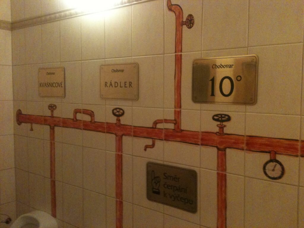 Туалет пивоварни в Чехии. Надписи на на стене подсказывают, в какой писсуар какое пиво «отливать». Автор — A.Zelenskiy