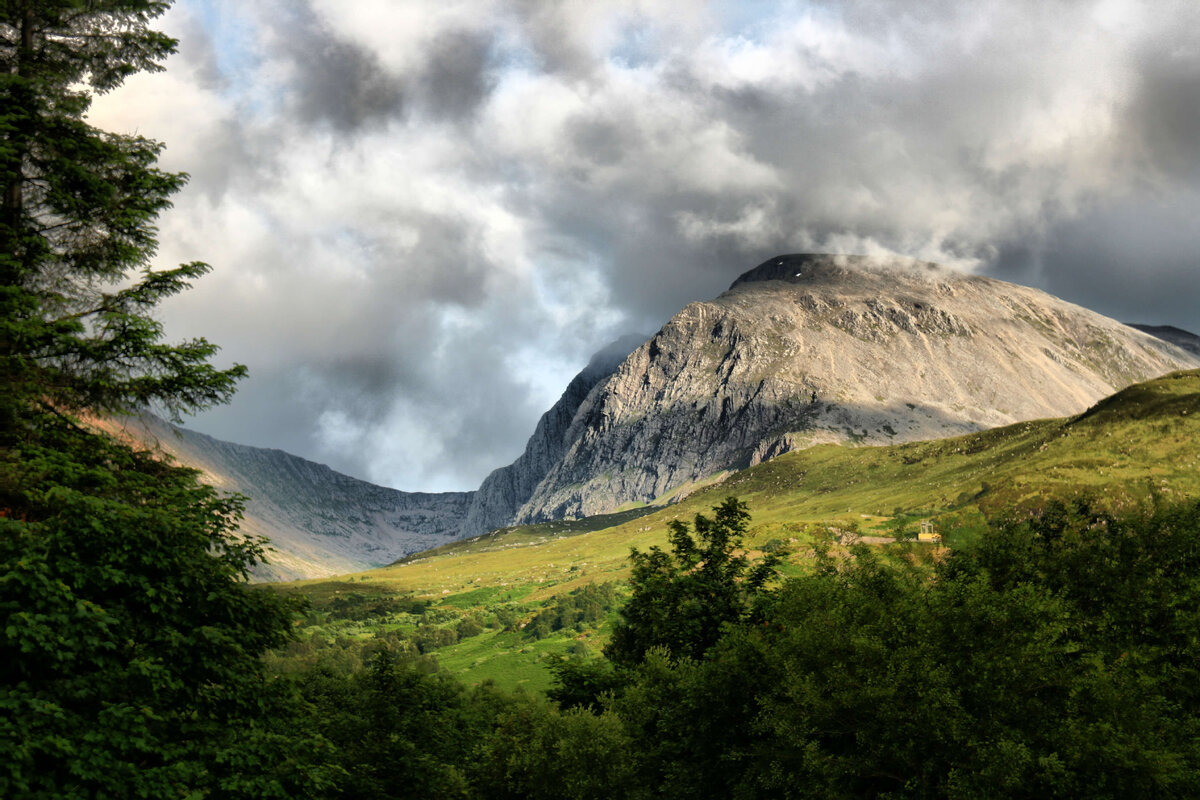 The mountain of scotland we call. Гора Бен Невис в Шотландии. Бен-Невис грампианские горы. . Самая высокая гора британских островов, Бен-Невис. Грампианские горы Шотландия.