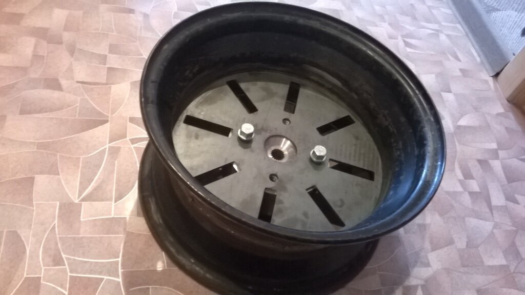 
Хотелось мне сделать что-нибудь из раздела мото. Сначала была идея с мотоциклом М-72, но потом она отпала. Позже попались мне фотки крутых заморских Honda Zoomer, как оказалось есть достойные экземпляры и в Москве. Было решено делать именно его ввиду удобства (рама разборная) и ненужности постановки на учет и страховки. 

Сам по себе этот скутер встречается не часто, в Омске их вообще не было. Купил я его во Владивостоке в 2013 году осенью. Затащил к себе в квартиру на 10 этаж и процесс пошел... 

Для начала я разобрал весь скутер и выбросил лишнее, купил 170-ти кубовый китайский двигатель. Для него были вырезаны крепления на лазерной резке. Купил кучу цветной проводки и клемм, проводка вся сделана с нуля. 

Переварена подседельная рамка, убран весь пластик, кроме переднего короба. Задний обод сделан из двух штамповок Тойоты, а передний готовый, от Оки. Центра вырезаны лазером. Задний переходник-барабан выточен из болванки и нарезаны шлицы, вал колеса укорочен и нарезана резьба. 

От переднего родного колеса остался только барабан, который используется также для крепления диска. Выпуск сварен аргоном из нержавейки с прямоточным глушителем внутри большого конуса. Все чертежи делал сам. 

