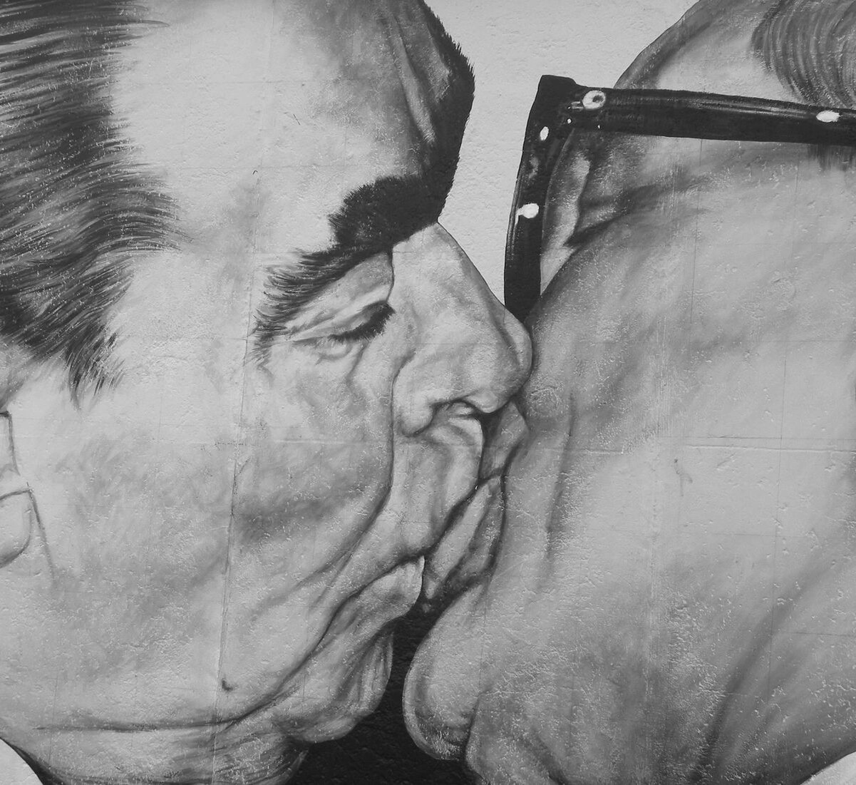 Леонид Ильич, хоть и не был геем, знал толк в жарких поцелуях.