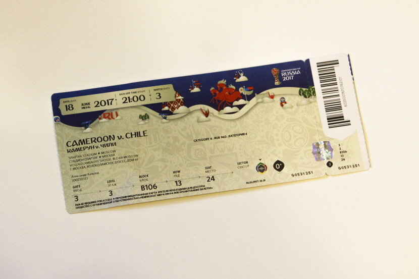 Они именные. Снабжены специальным чипом из-за чего билет нельзя гнуть, чтобы он не вышел из строя.

