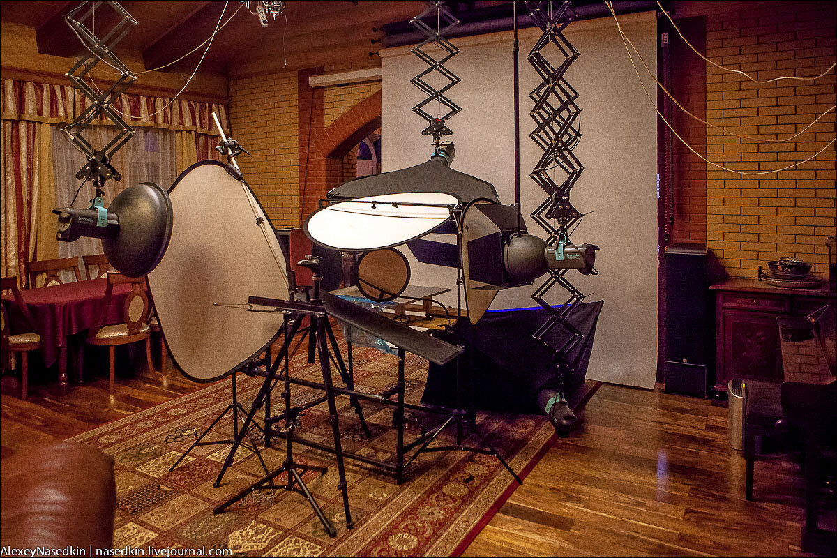 
1. Гостиная в подмосковном доме Мастера больше походит на фотостудию.

