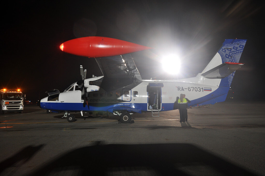 1. Проходя КПП мы увидели заходящий на посадку самолет, пришедший чуть раньше расчетного.... Отправляемся сразу на перрон к стоянке... Прибывших пассажиров уже увезли, к самолету направляется заправщик

