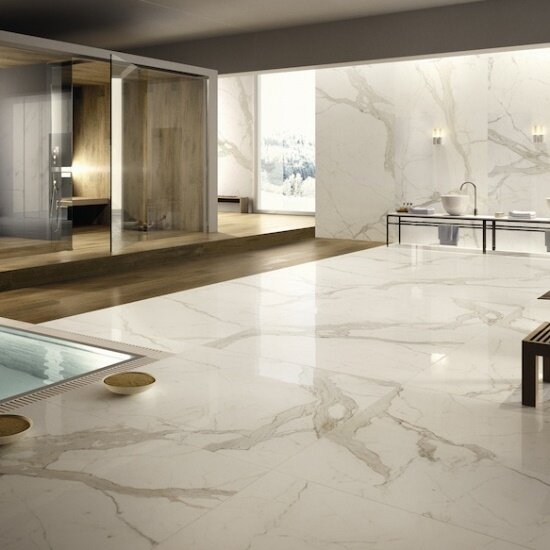  Так же в мраморах типа Имперадор Дарк или Имперадор Голд (темно-коричневые доломитизированные известняки) сильно распространена заливка каверн эпоксидной смолой. Класс этих материалов напрямую зависит от их количества. Наличие таких "залечек" лучше избегать.