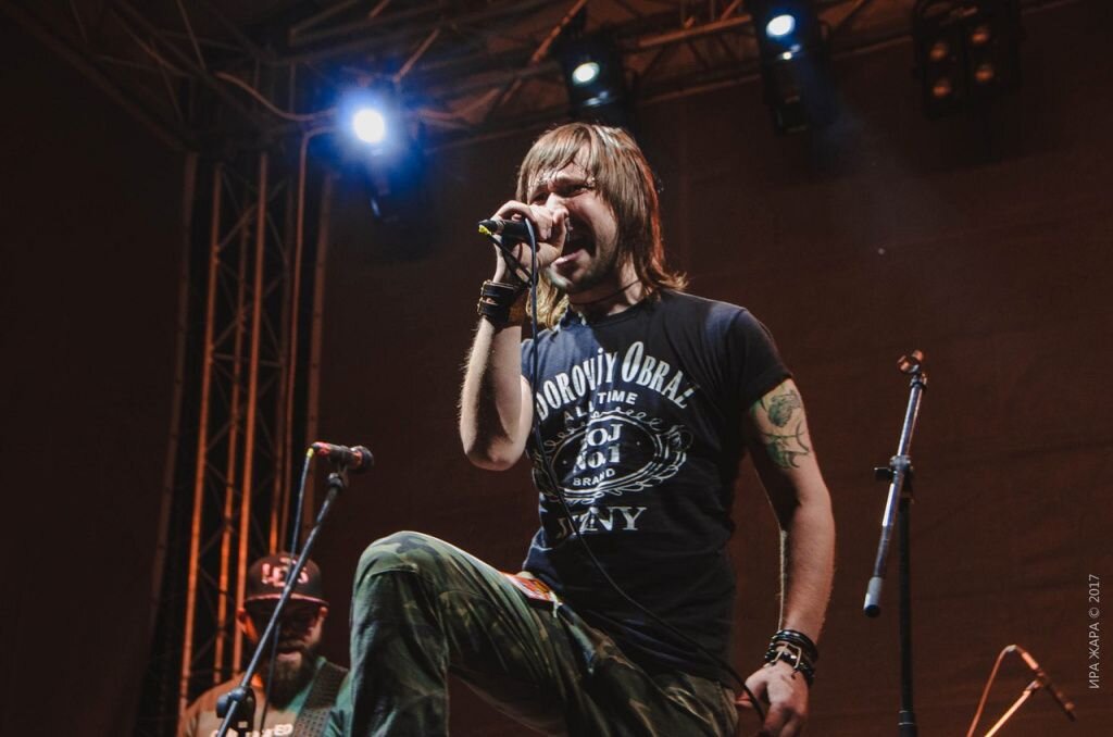 Rocking year. Rocking year. Rocking year. Дед мороз в стиле рок. Плакаты для рокерской вечеринки.