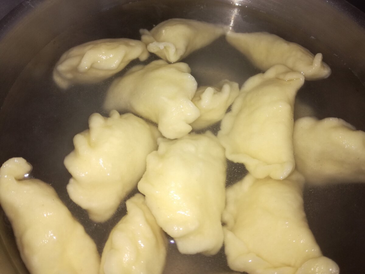 Оказывается, надо знать как правильно варить варенники, поскольку в этом деле существуют свои секреты.