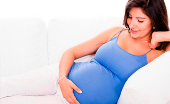 Симптомы самопроизвольного аборта следующие: