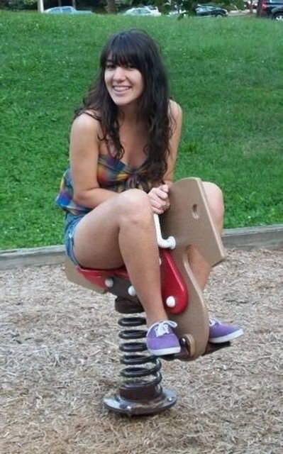 30-летняя замужняя преподавательница старшей школы Валерия Костадони из Майами, США, была арестована за двухлетнюю половую связь с учеником, которому было меньше 16 лет