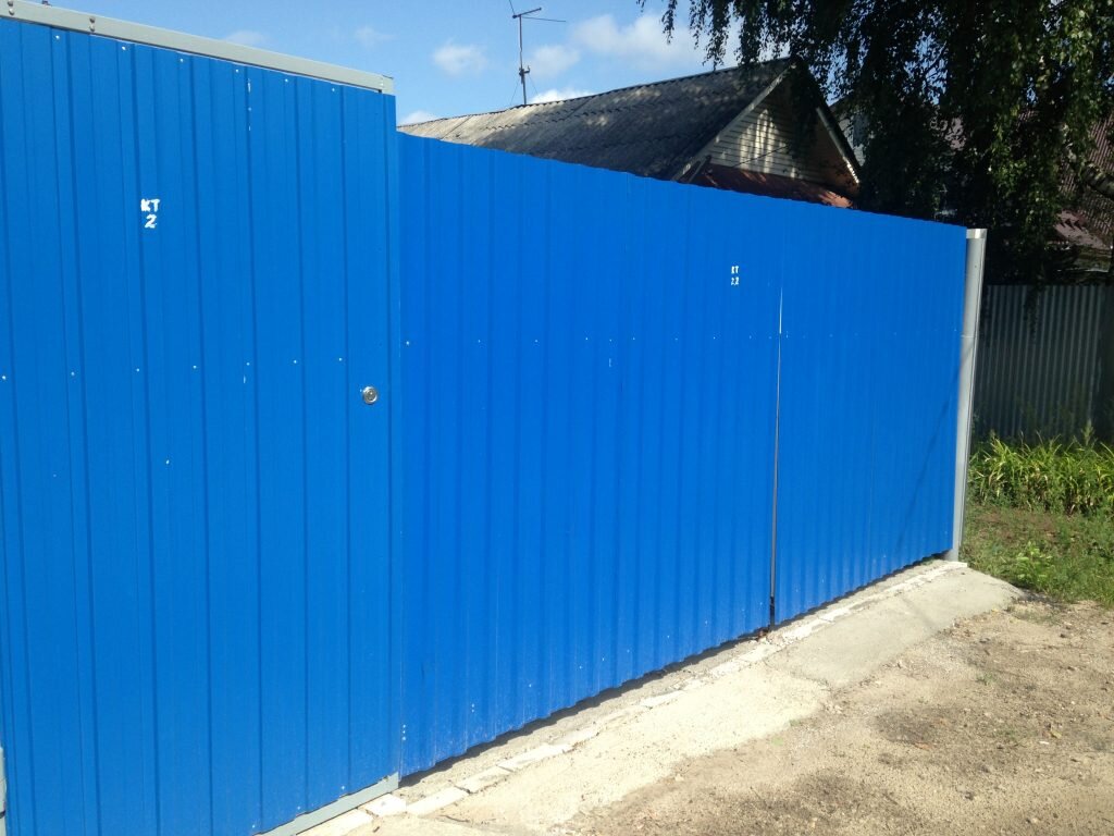 Забор из профнастила синего цвета своими руками