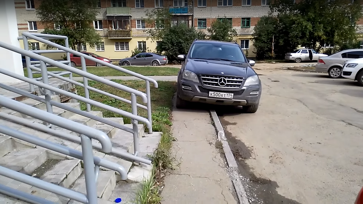 Машины на тротуаре во дворе. Парковка на тротуаре. Парковка во дворе. Парковка на бордюре. Припарковался на бордюре.