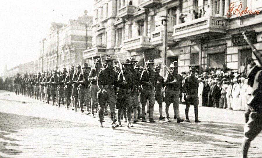 Парад американскиx оккупационных сил в городе Владивосток. 1918 год.