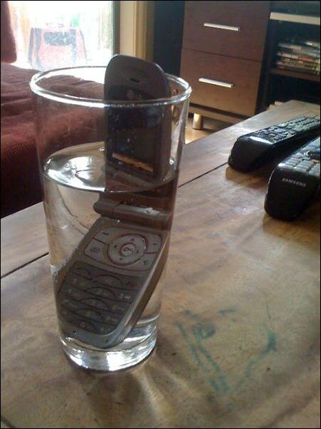 Мама, а я тебе звонил - звонил. Ты не ответила и я решил, что из стакана мне лучше будет слышно