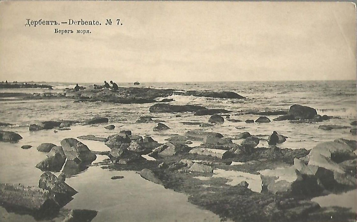 Берег Каспийского моря в районе Дербента.

