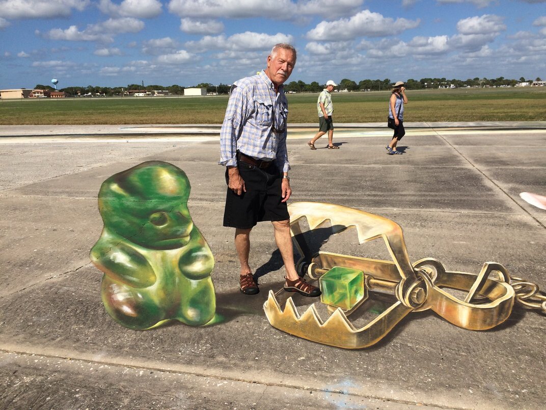 Очень реалистичен капкан, а слева желейное чудо