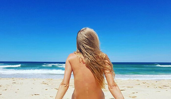 Девочка без одежды на пляже