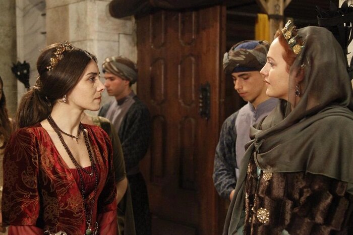 Актрисы исполняющие роли Махидевран Султан и хюррем султан, кард из сериала "Великолепный век", изображение взято с открытого источника в интернете ,с сайта:https://ofigenno.com/pravda-o-mahidevran-sultan?fb_comment_id=1630479313694097_1631437263598302