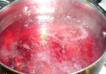 Шаг 1 Для приготовления киселя, нам понадобится банка компота без ягоды. Выливаем в кастрюлю и доводим до кипения.