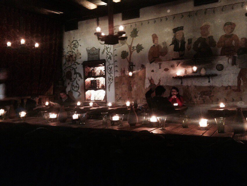 Один из залов в Olde Hansa, где туристы зачастую устраивают пир на весь мир :)