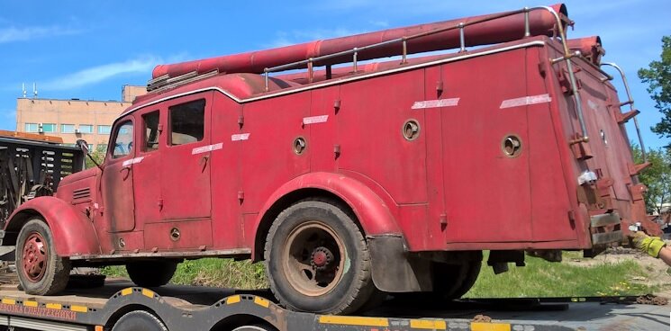 Автомобиль мог доставить до места 11 человек личного состава. Максимальная скорость  70 км/ч. 