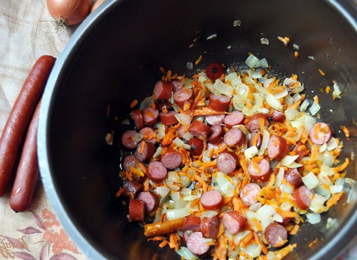 Фасоль с колбасками. Сосиски с фасолью. Суп из фасоли с сосисками. Блюда из сосисок и фасоли.