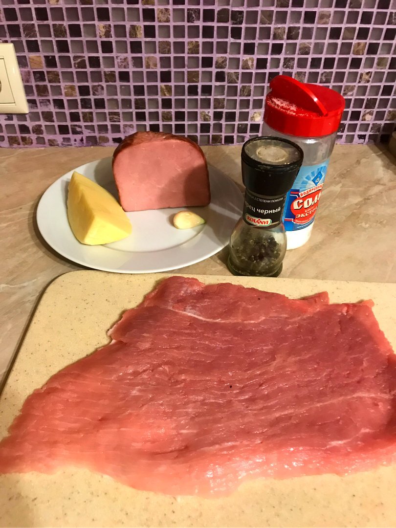 Для этого нам понадобиться:
Сыр 100г
Кусок свинины 300г (я отрезал от большого куска мяса)
Говядина копченая 4 нарезаных кусочка
Долька чеснока,соль,перец по вкусу.
