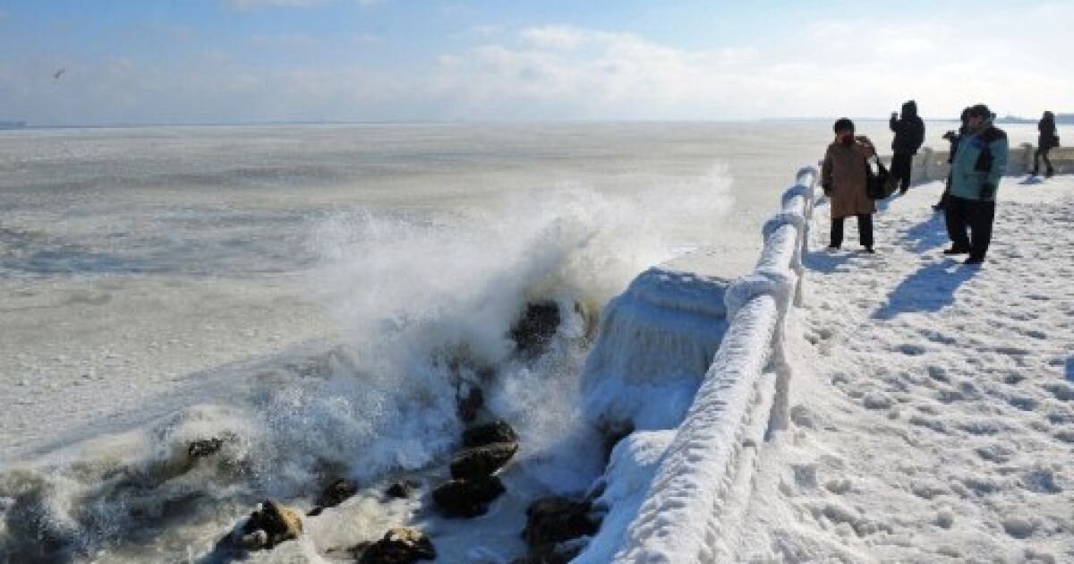 замерзшее черное море фото. замерзает ли море в сочи зимой. замерзшее море в сочи. черное море заледенело. чёрное море замерзло евпатория.