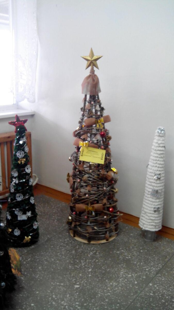 В фойе школы выставка Ёлочек