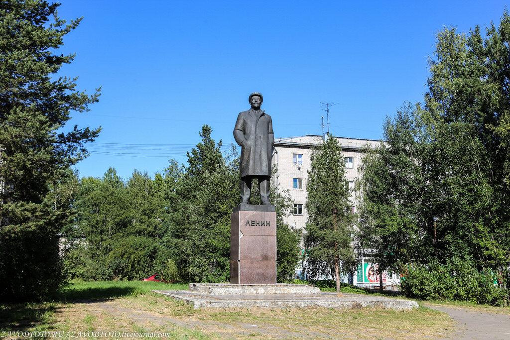 Время с архангельском. Здания памятники Архангельска. Памятник Сталину в Архангельске. Памятник Ленину в селе Архангельское. Памятник в Архангельске у школы 77.