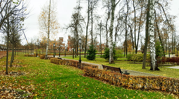 Вид на дворец из парка
