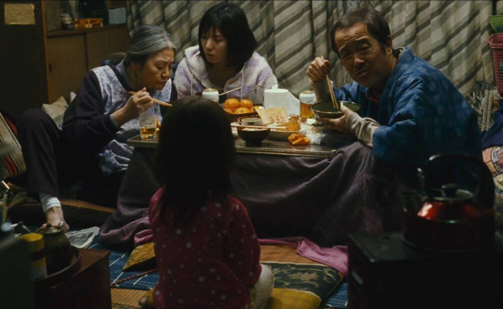 Вечерний ужин всей семьей. Кадр из фильма