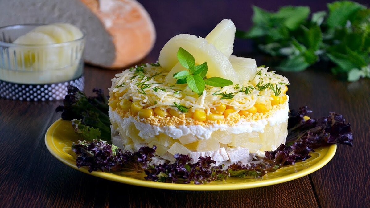 Салаты с ананасами имеют очень оригинальный вкус. Кроме того, эти сладкие фрукты отлично сочетаются с жирными и калорийными продуктами, включая все виды мяса и майонезную заправку.