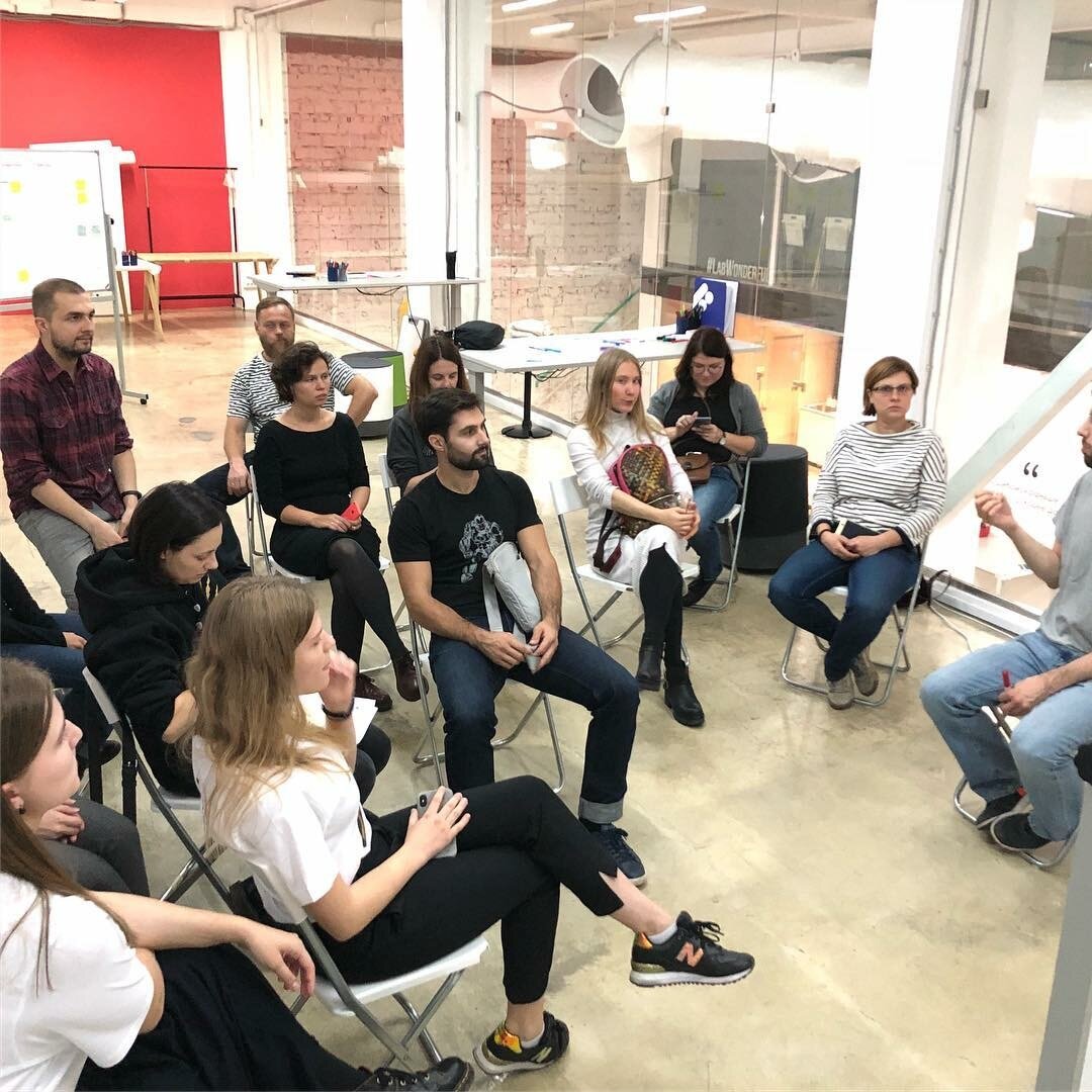 Группа исследователей обсуждают инсайты после визита в Макдональдс