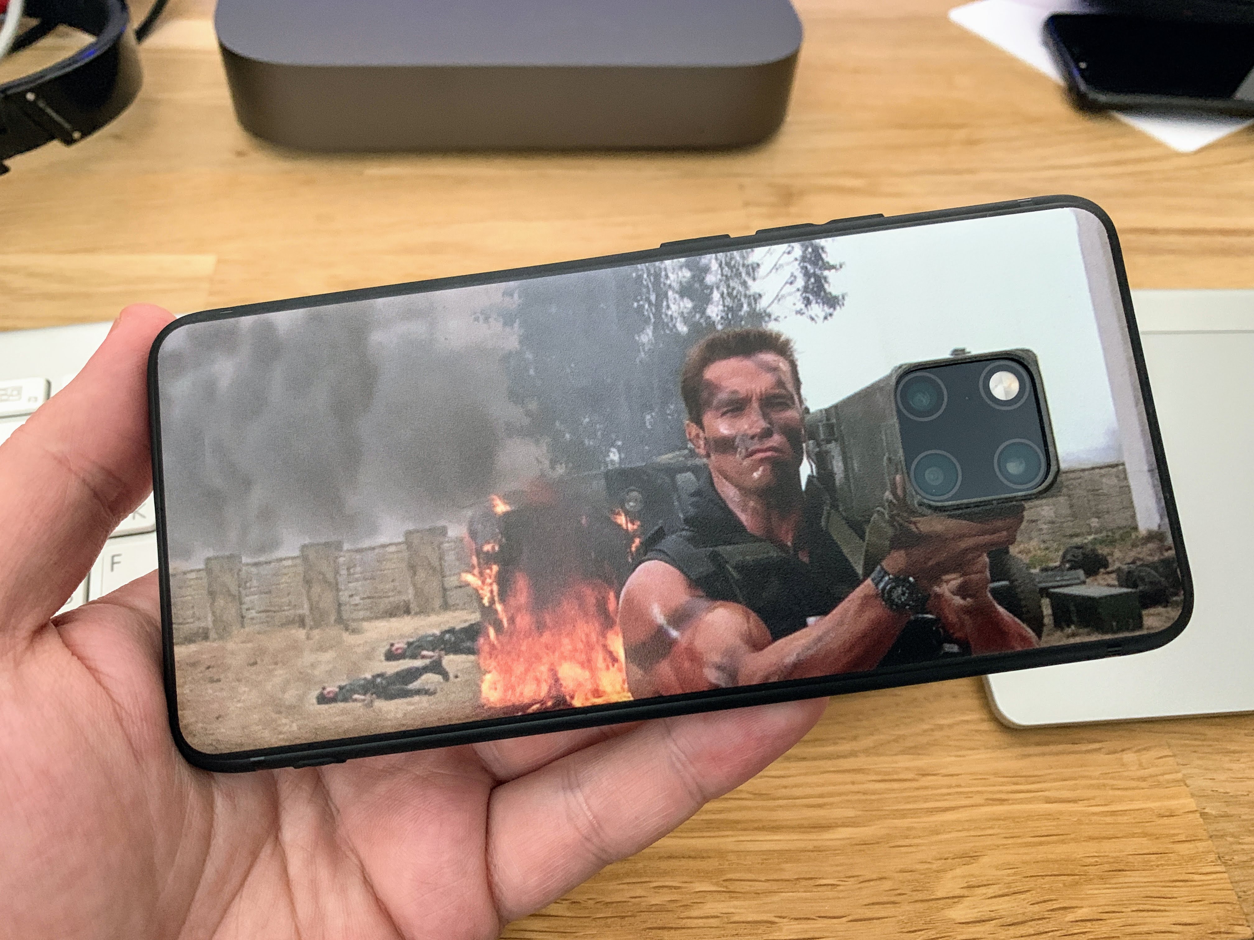Чехол для Huawei Mate 20 Pro со Шварценеггером действительно существует