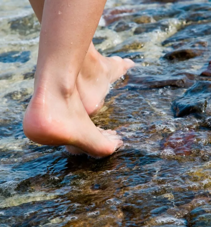 Больно ходить по камням. Ноги в ручье. Ноги на речке. Ножки в воде. Ноги в воде.