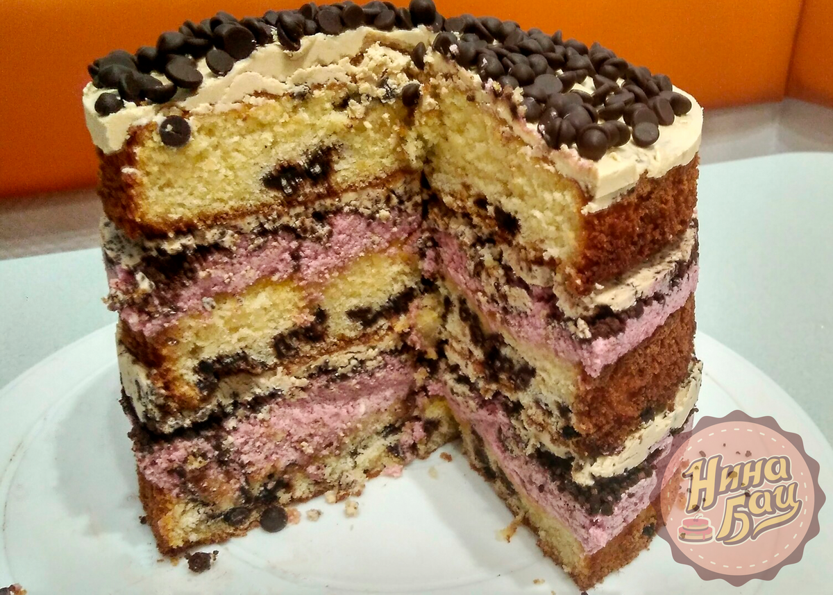 Торт с шоколадными каплями и курдом из черной смородины