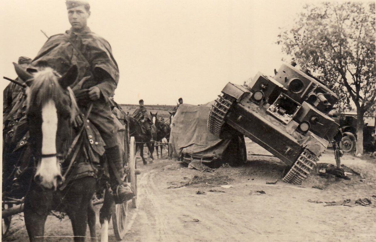 Конен немецкий. Дорога Белосток Слоним 1941. Зельва 1941. Подбитые танки РККА 1941. Брошенная техника РККА 1941 год.